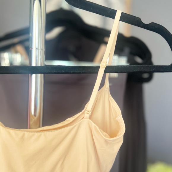 Skims - Picture 3 of 7